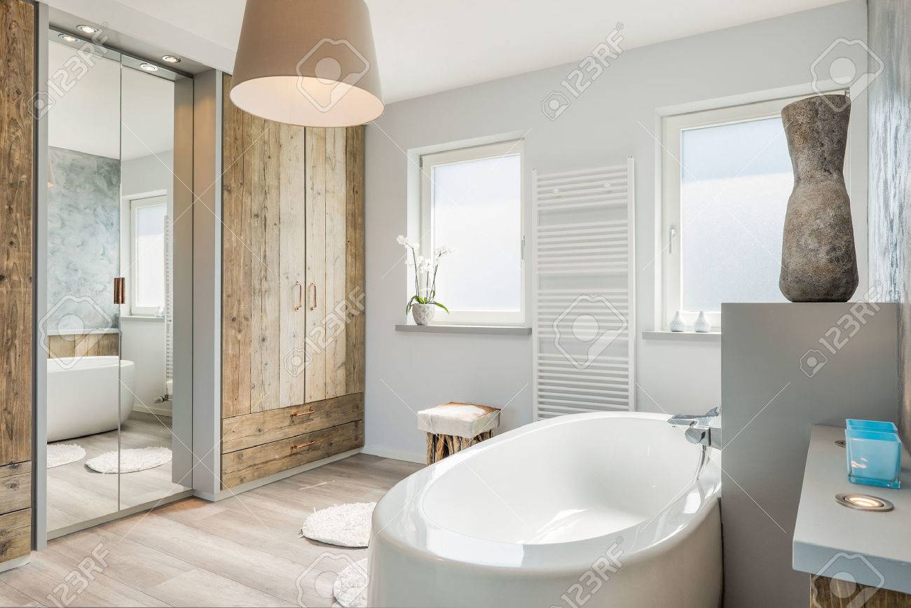 Moderne lichte badkamer met een apart bad royalty vrije foto ... Moderne tegels voor badkamer op de zolder