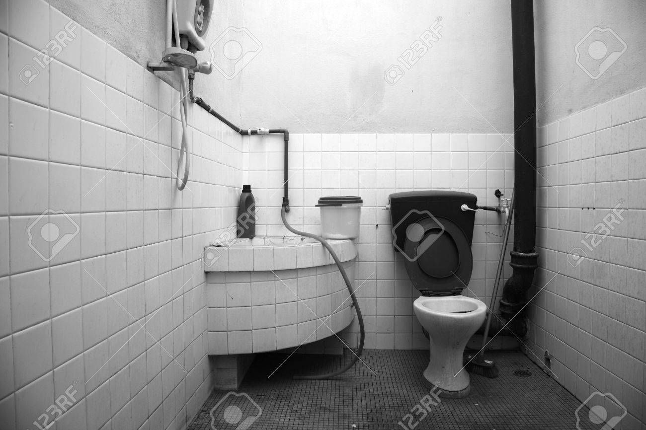 Vieille salle de bain en noir et blanc, vieux et friable. banque d ...