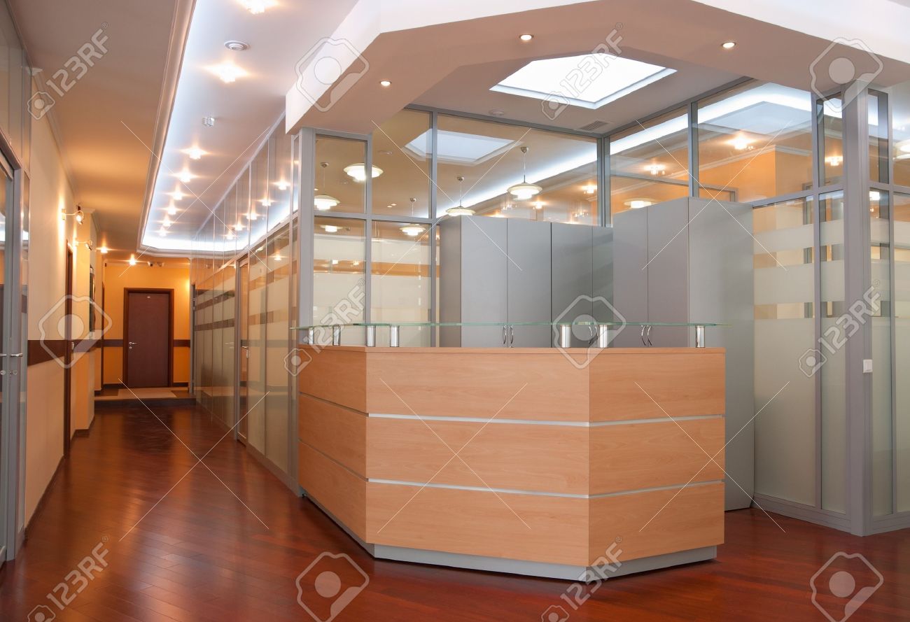 Intérieur moderne bureau réception et la perspective de corridor ...