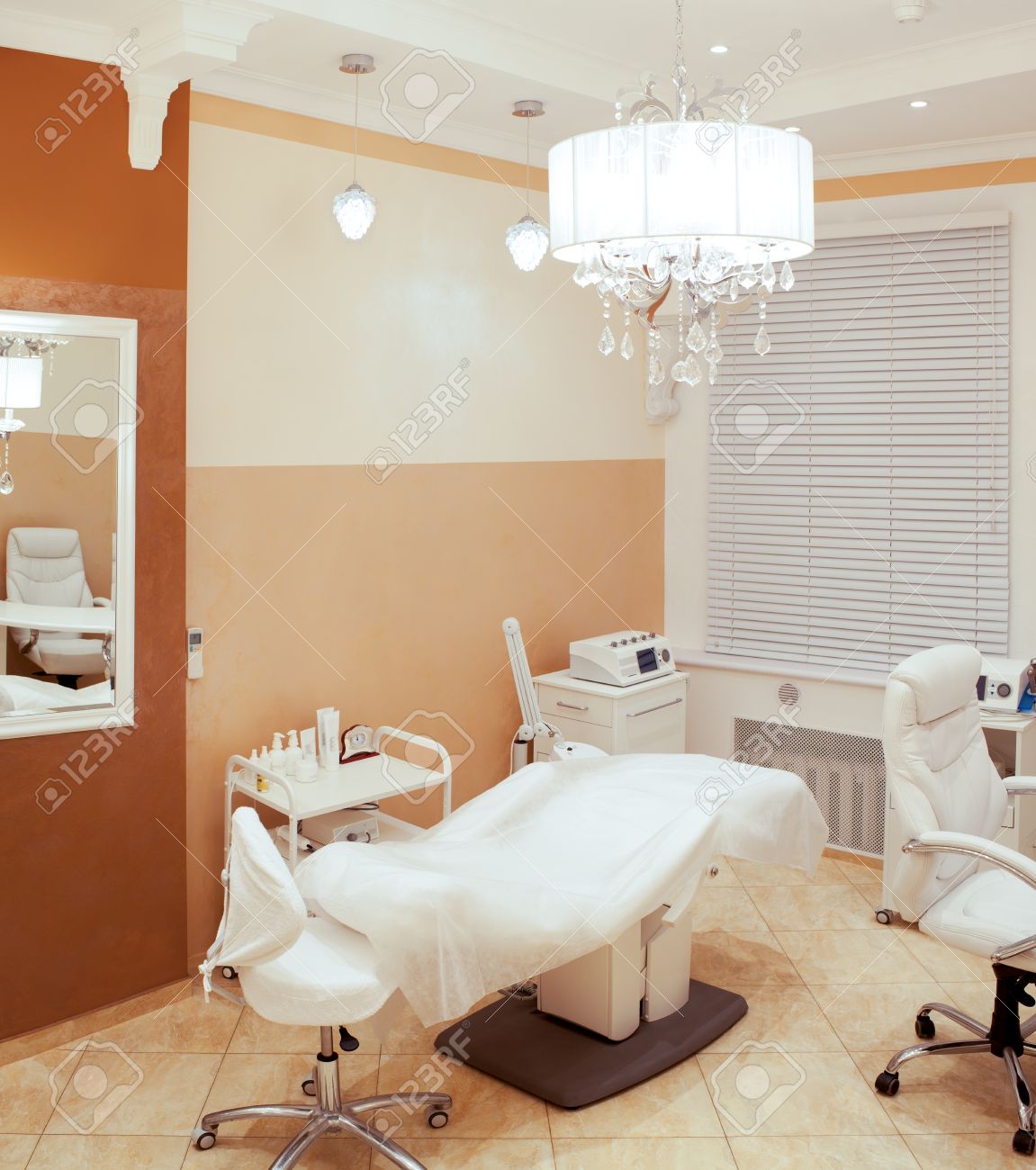 Interieur van een schoonheidssalon met een bank en apparatuur in ... Slaapkamer donker meubilair