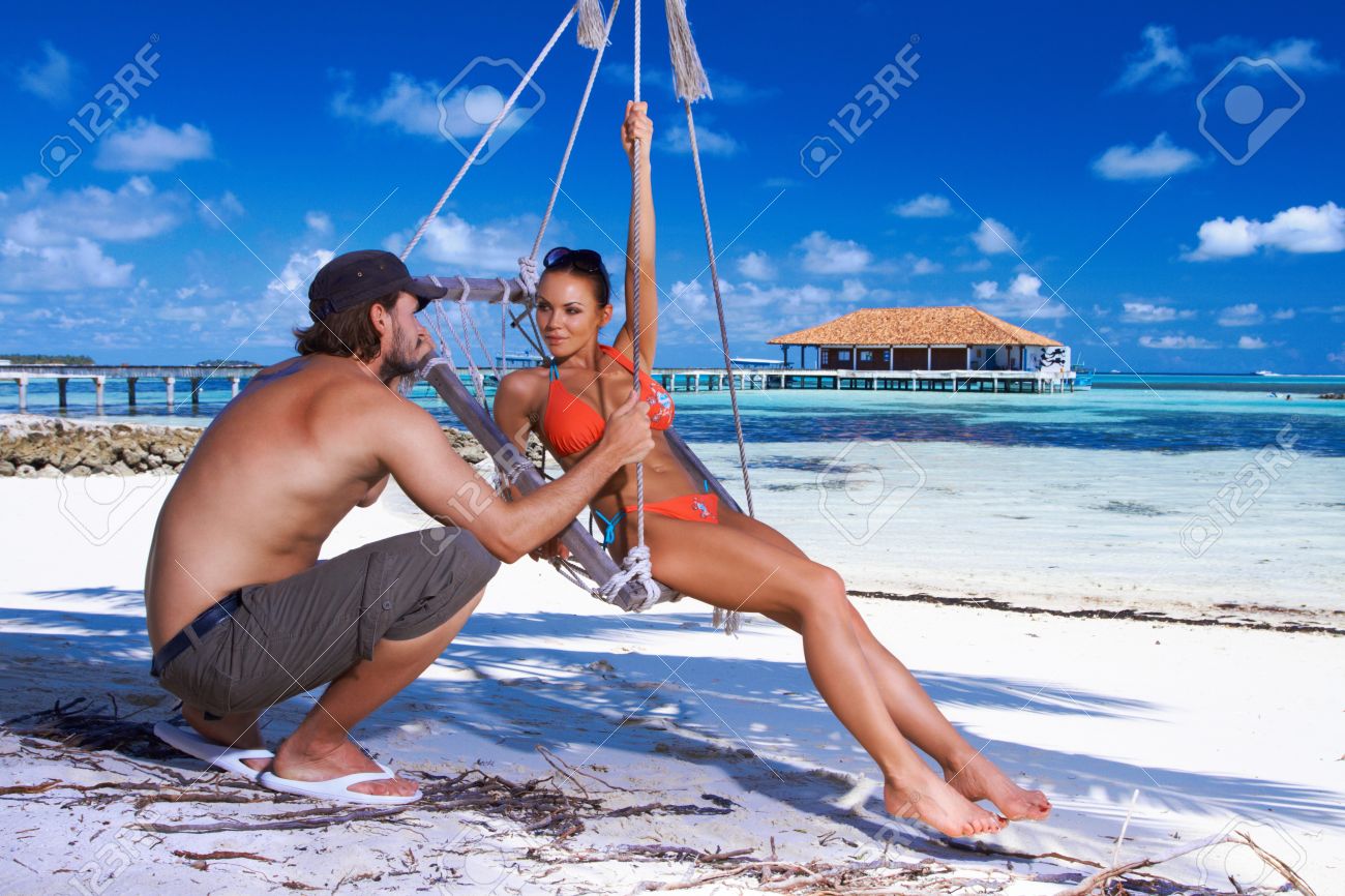 sole sole .. era ora - Pagina 12 7158009-Coppia-romantica-di-riposo-al-mare-delle-Maldive-Archivio-Fotografico