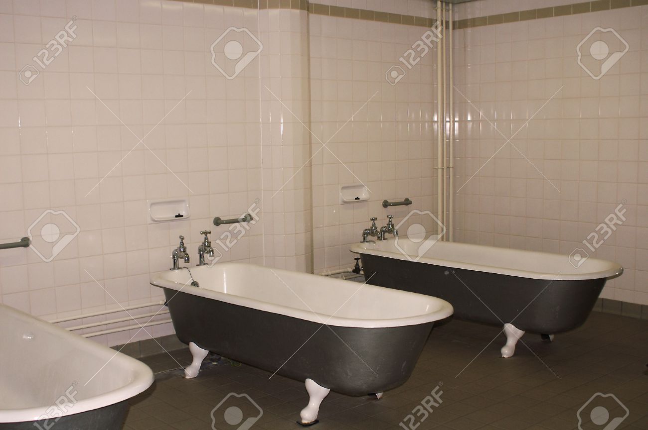 24064451 vintage salle de gym salle de bains de style ancien avec une baignoire banque d%27images.jpg