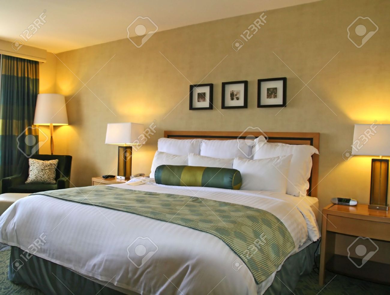 Luxe grand lit dans une chambre d'hôtel haut de gamme banque d ...
