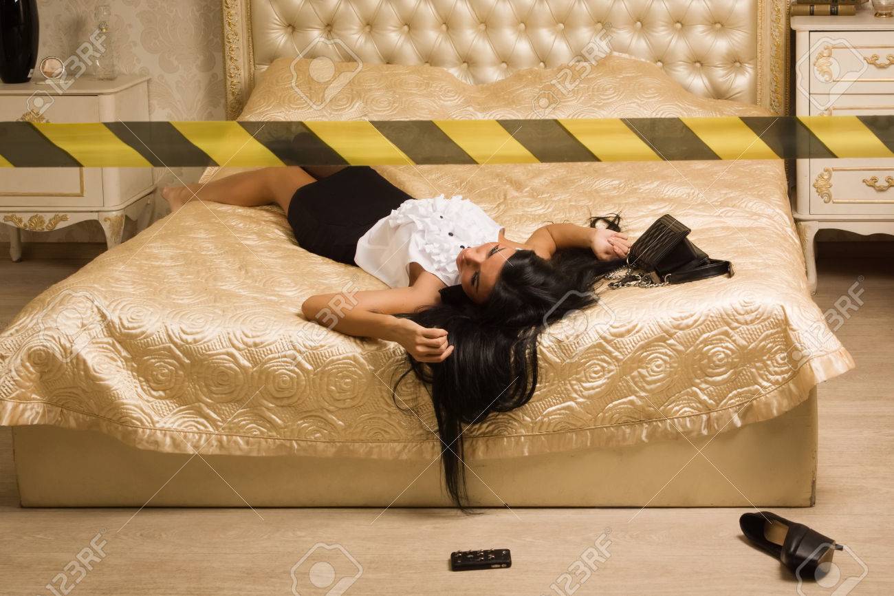 Crime scene di simulazione. vittima strangolata in una camera da ...