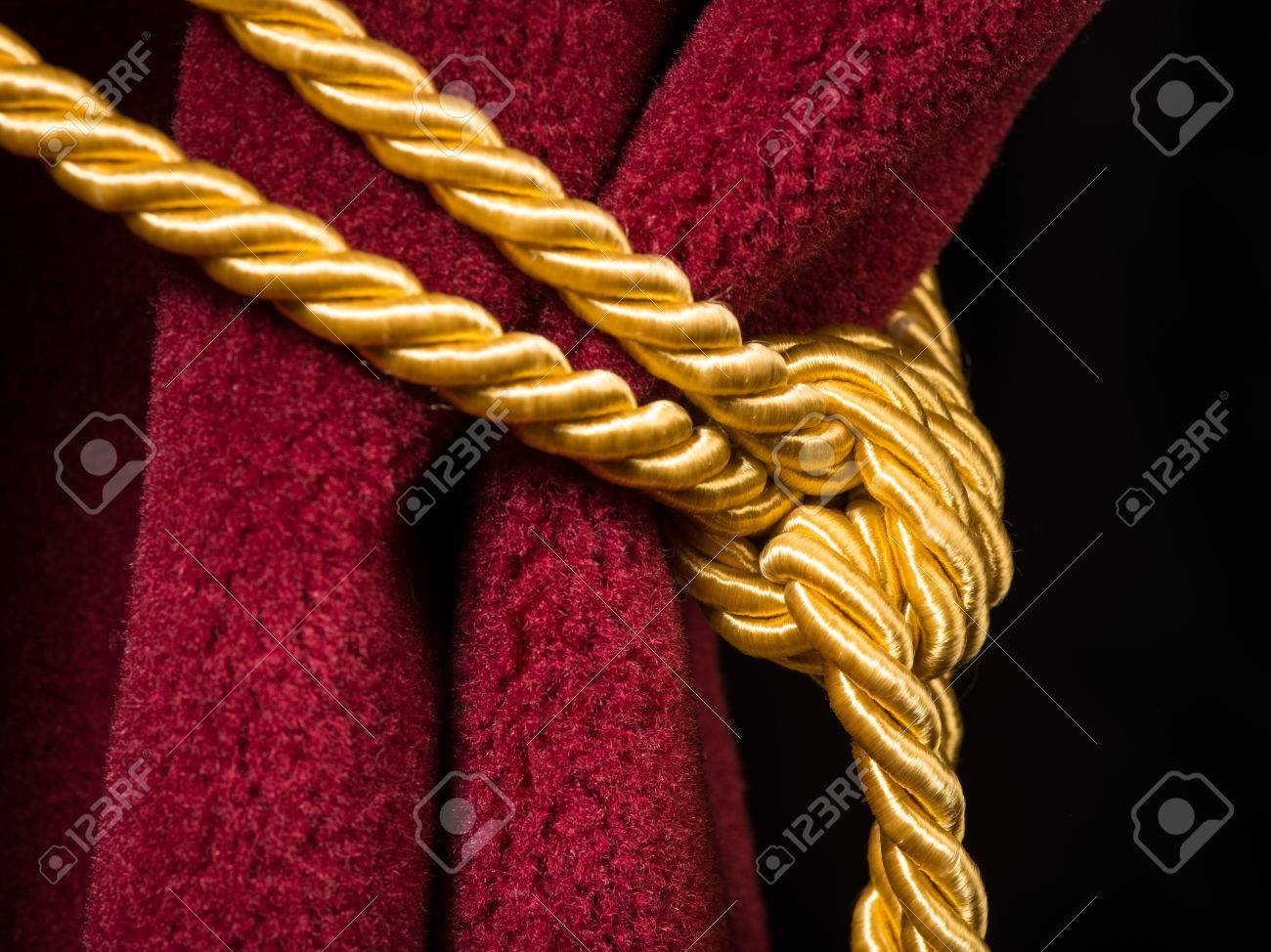 Rood fluwelen gordijn met kwastje. close up knoop op touw royalty ...