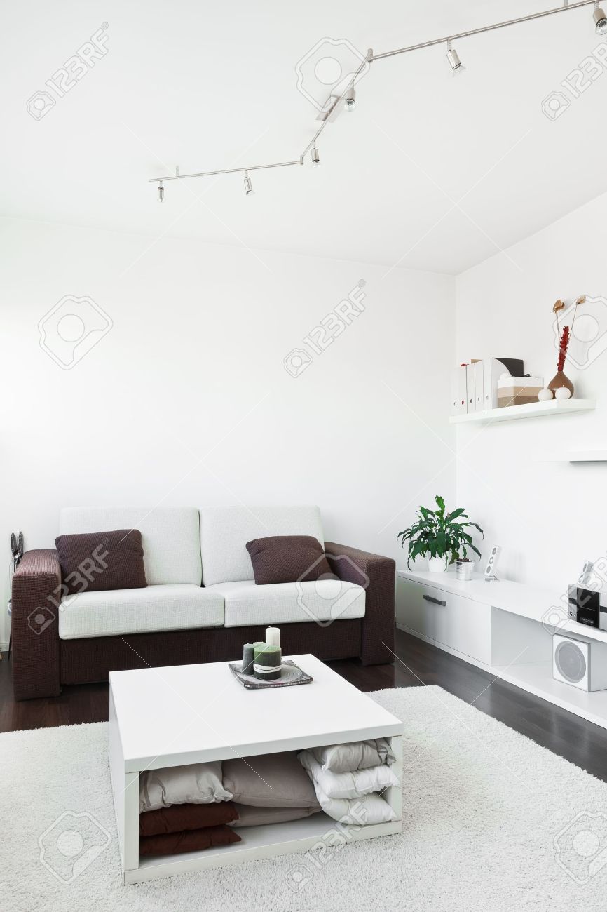 Moderne woonkamer met computer bureau en het scherm, bank en tafel ... Tapijt voor de woonkamer grijze