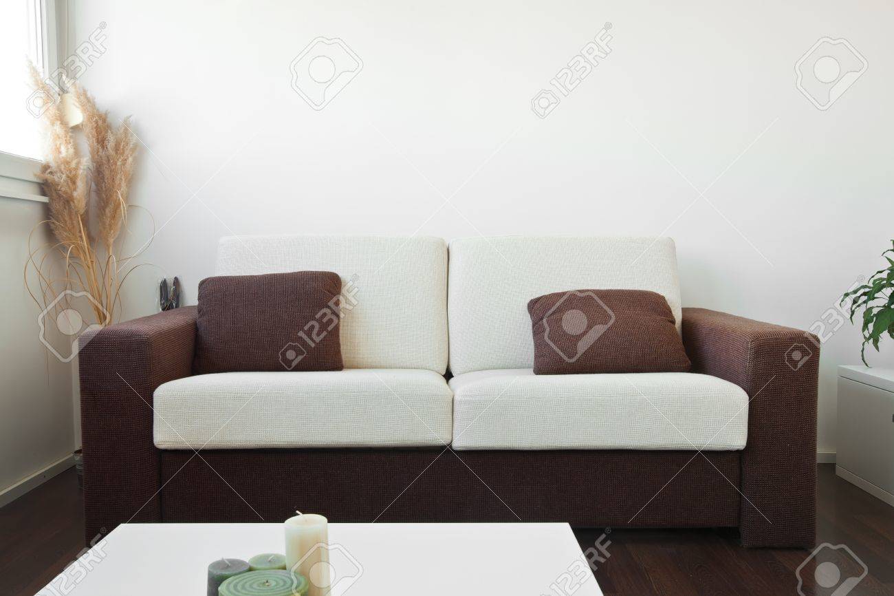 WeiÃe und braune stoff sofa im wohnzimmer mit braunen kissen ... Zimmer braune couch