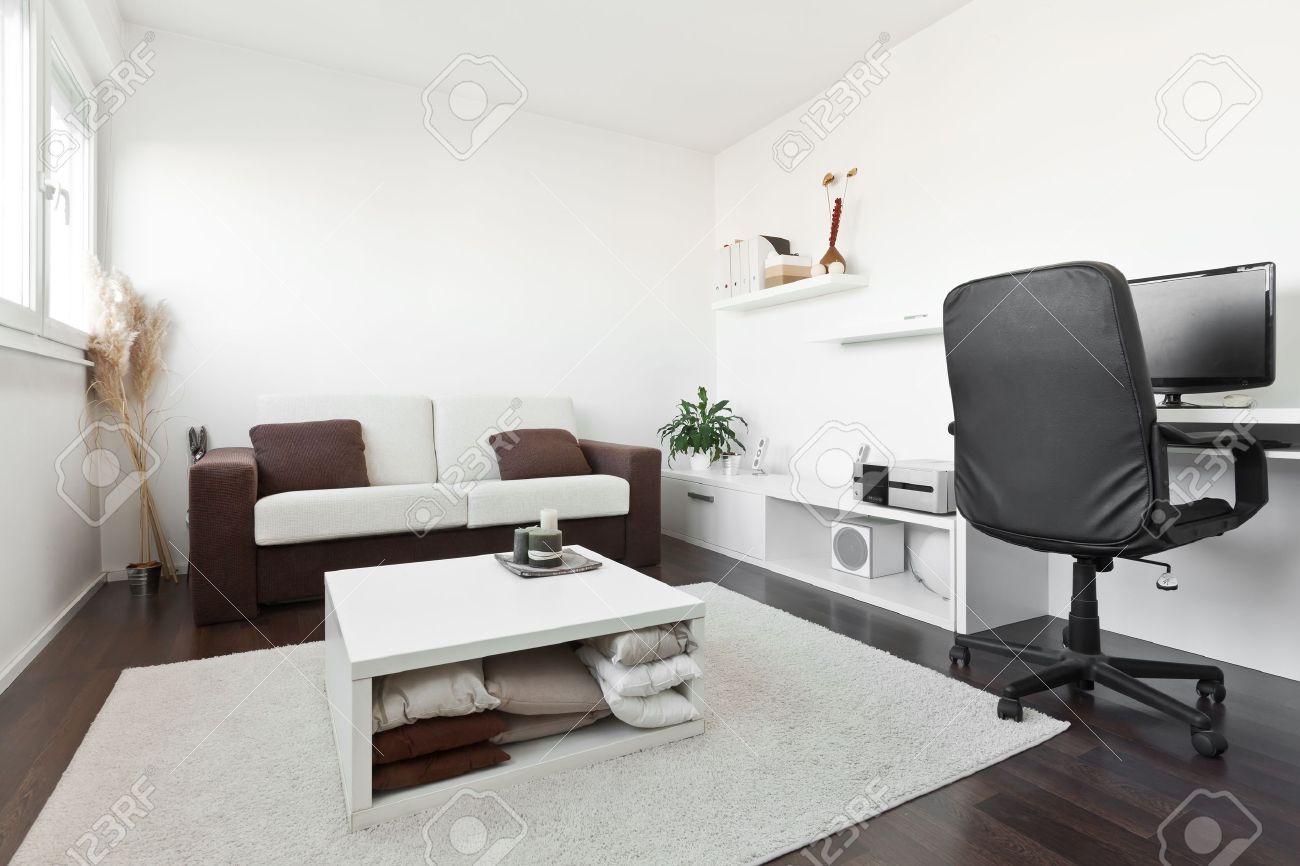 Moderne woonkamer met computer bureau en het scherm, bank en tafel ...
