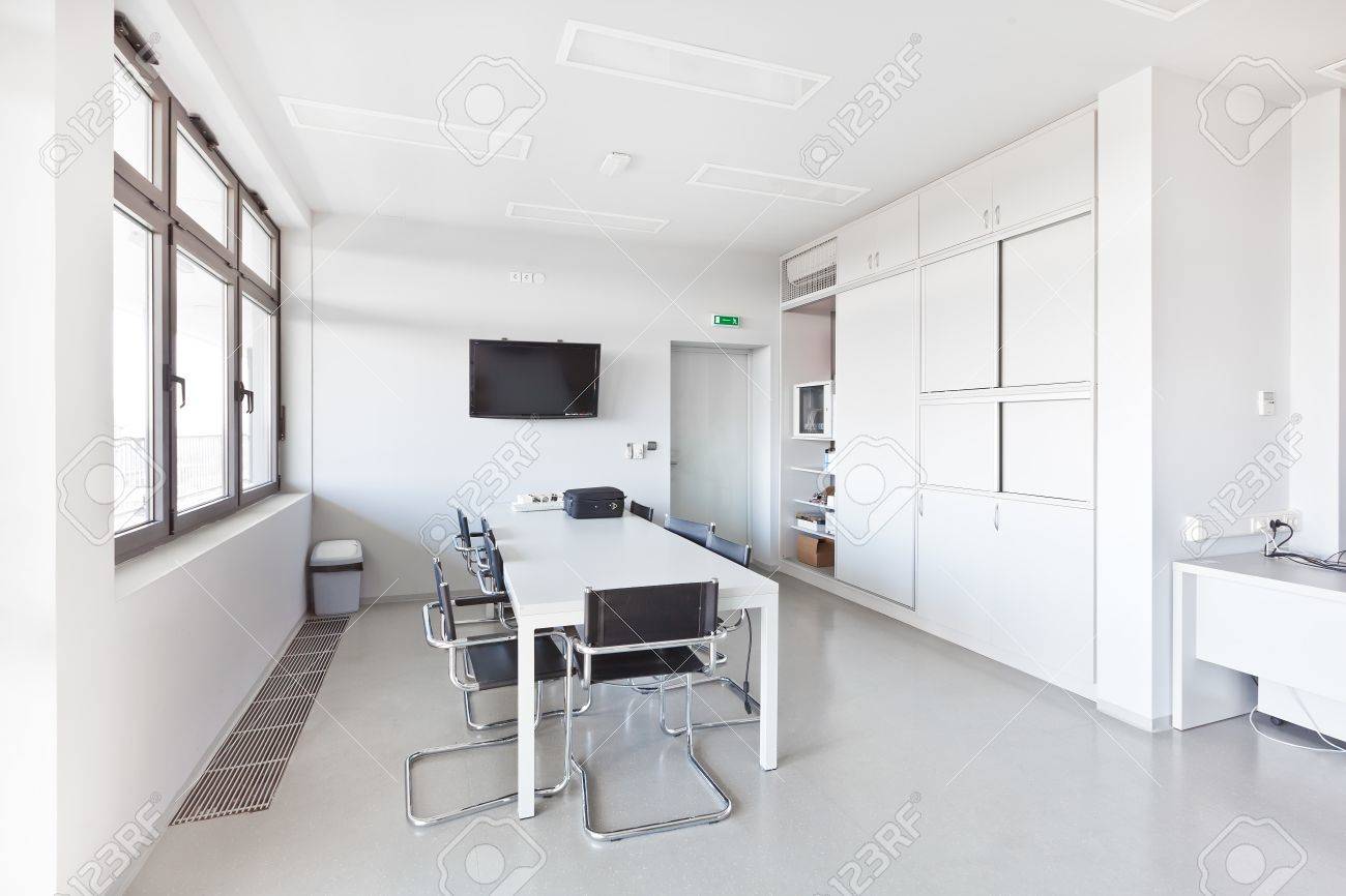 Moderne kantoor met witte meubels, kast, congresbalie en muren en ...