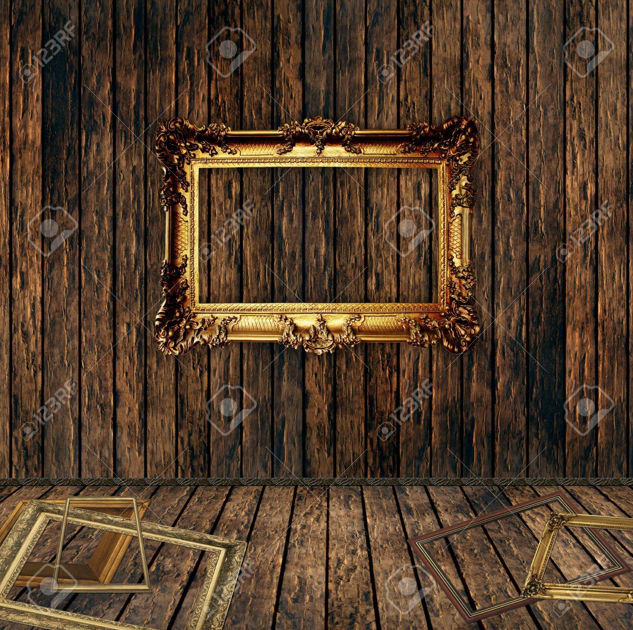 Antica cornice dorata sulla parete di legno foto royalty free ...