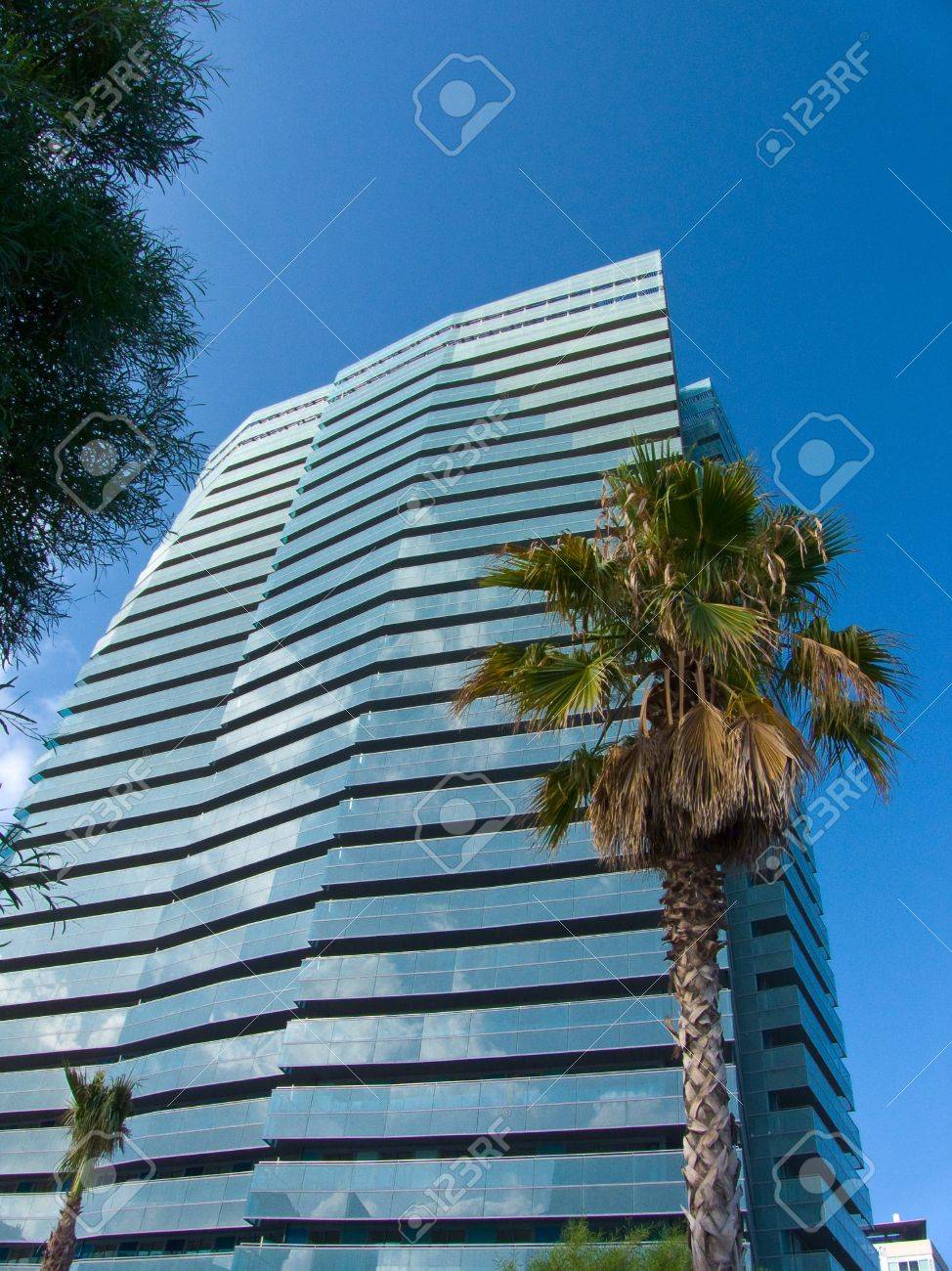 Edificio moderno con cielo blu e le pareti di vetro foto royalty ... Muri di vetro