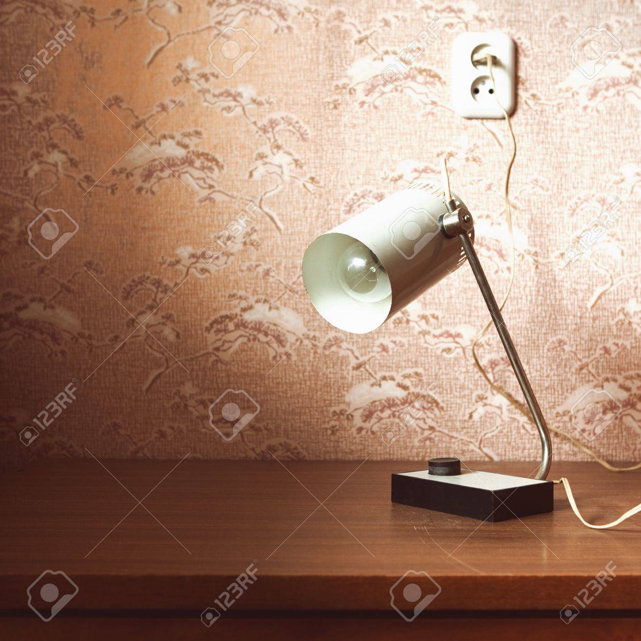 Lampada da tavolo vecchio stile sul tavolo vicino la foto parete ... Tavolo vecchio