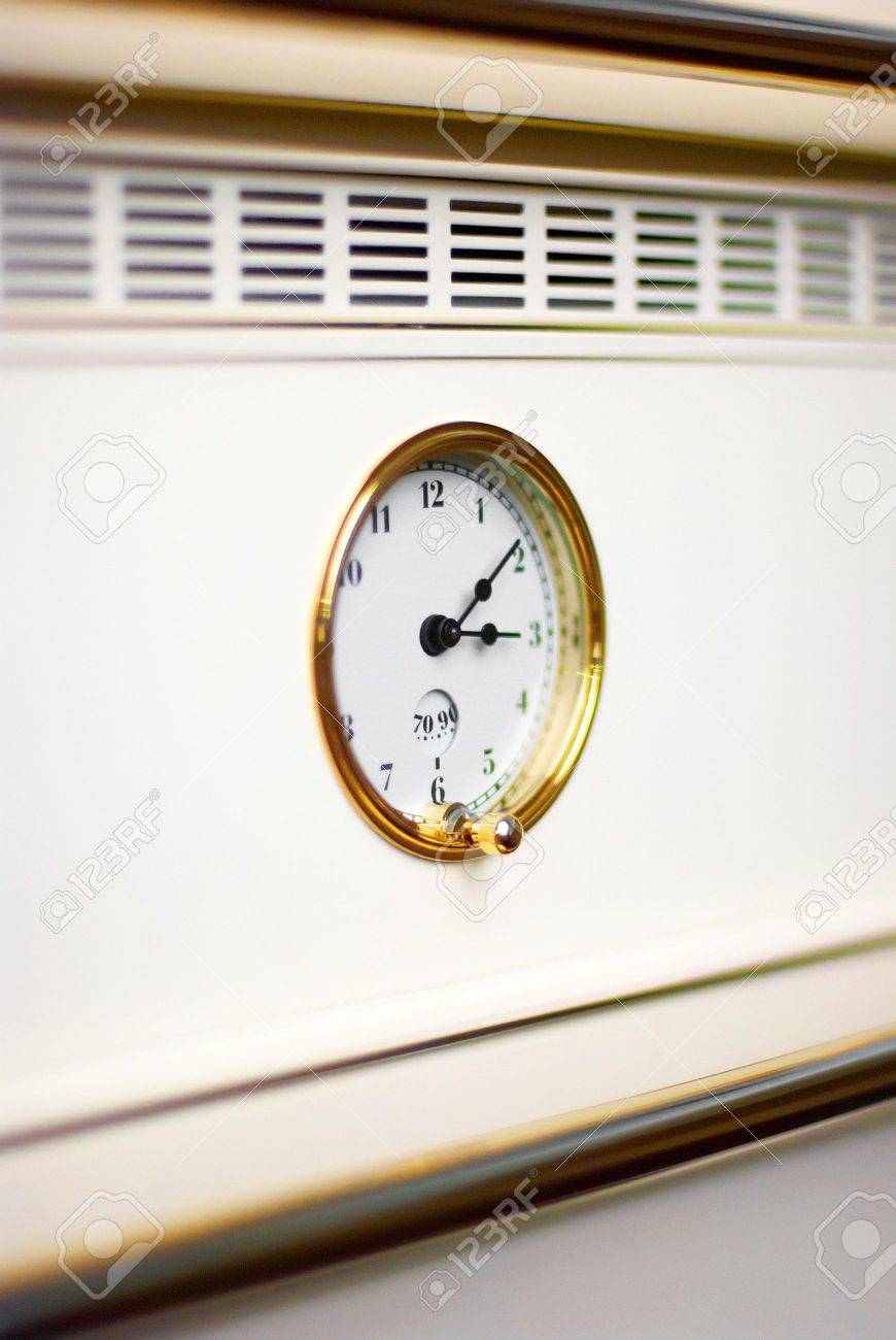 Oven klok in moderne witte luxe keuken royalty vrije foto ...