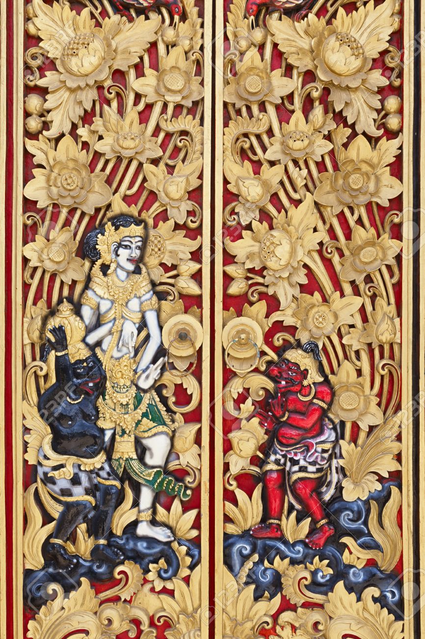 Tradizionale porta di legno intagliato dipinto in oro e rosso in ...