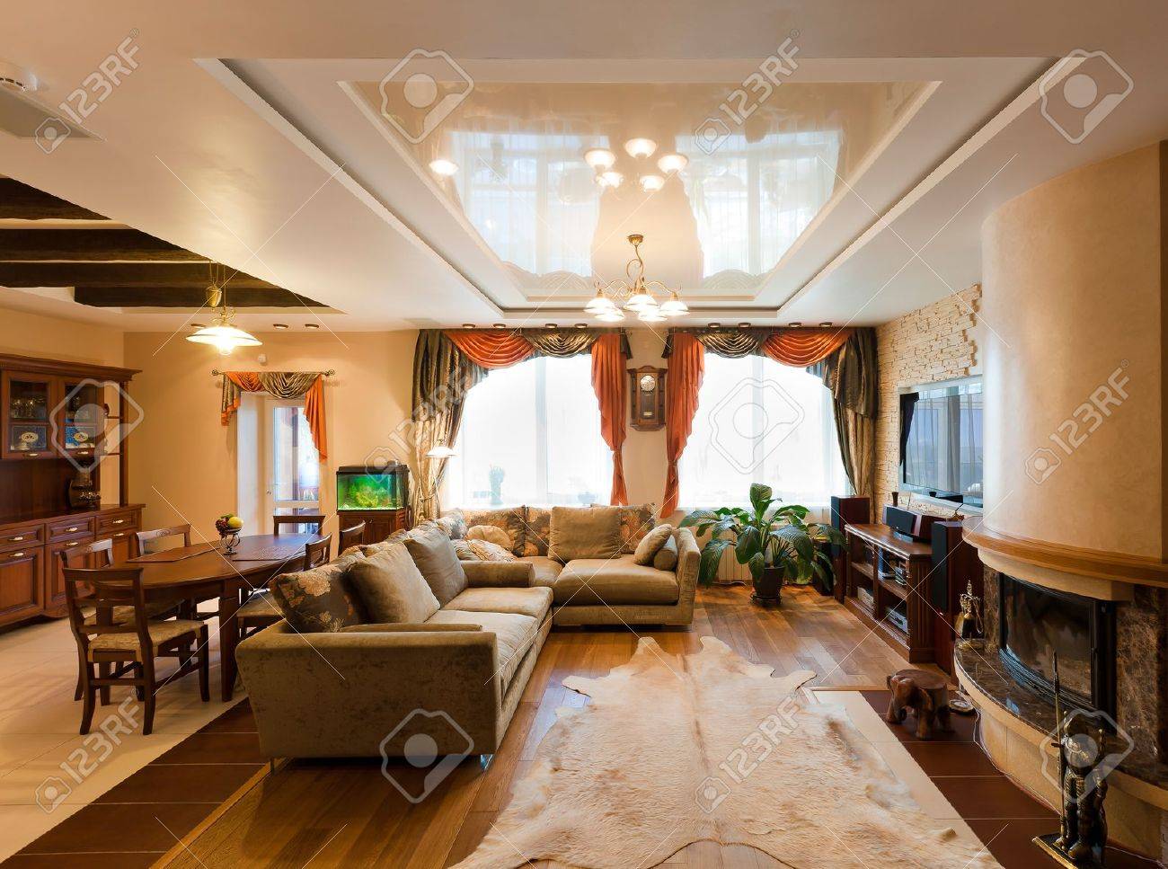 Appartamento moderno, soggiorno con angolo cottura foto royalty ...