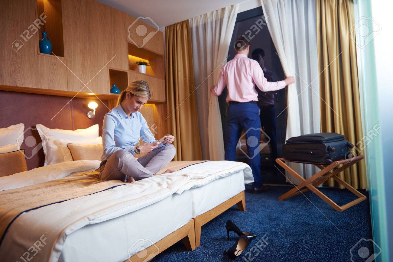 Détendu et heureux jeune couple dans la chambre d'hôtel moderne ...
