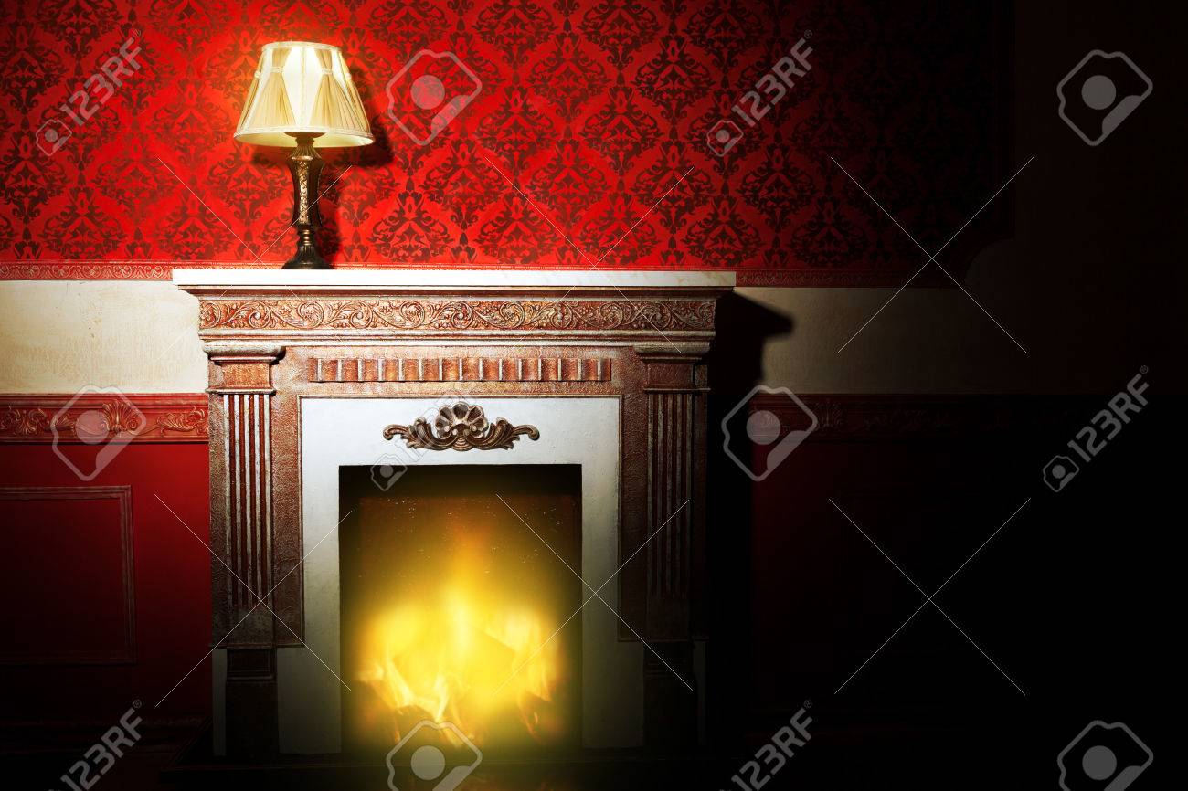 Interno ricco di lampada antica e camino nel tiro rosso annata ... Lampade disegno Antiche