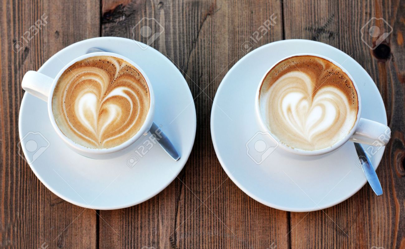 Twee kopjes koffie cappuccino royalty vrije foto, plaatjes ...