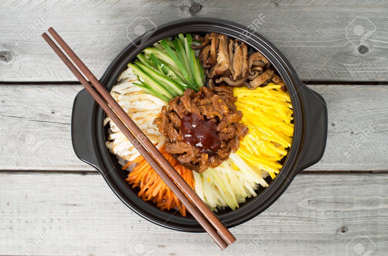 Koreaanse keuken, rundvlees bibimbap in een aarden pot op houten ...