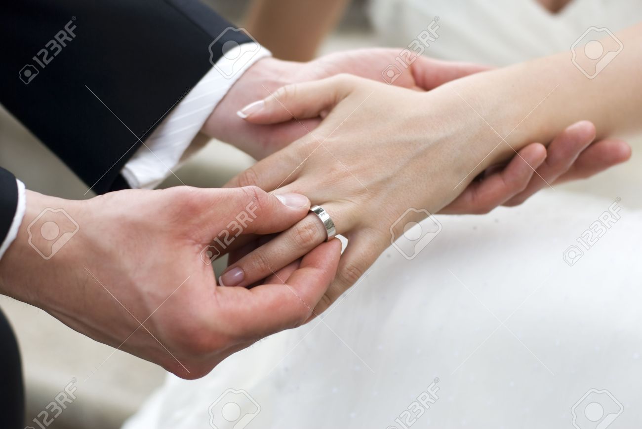 Wedding rings on which hand