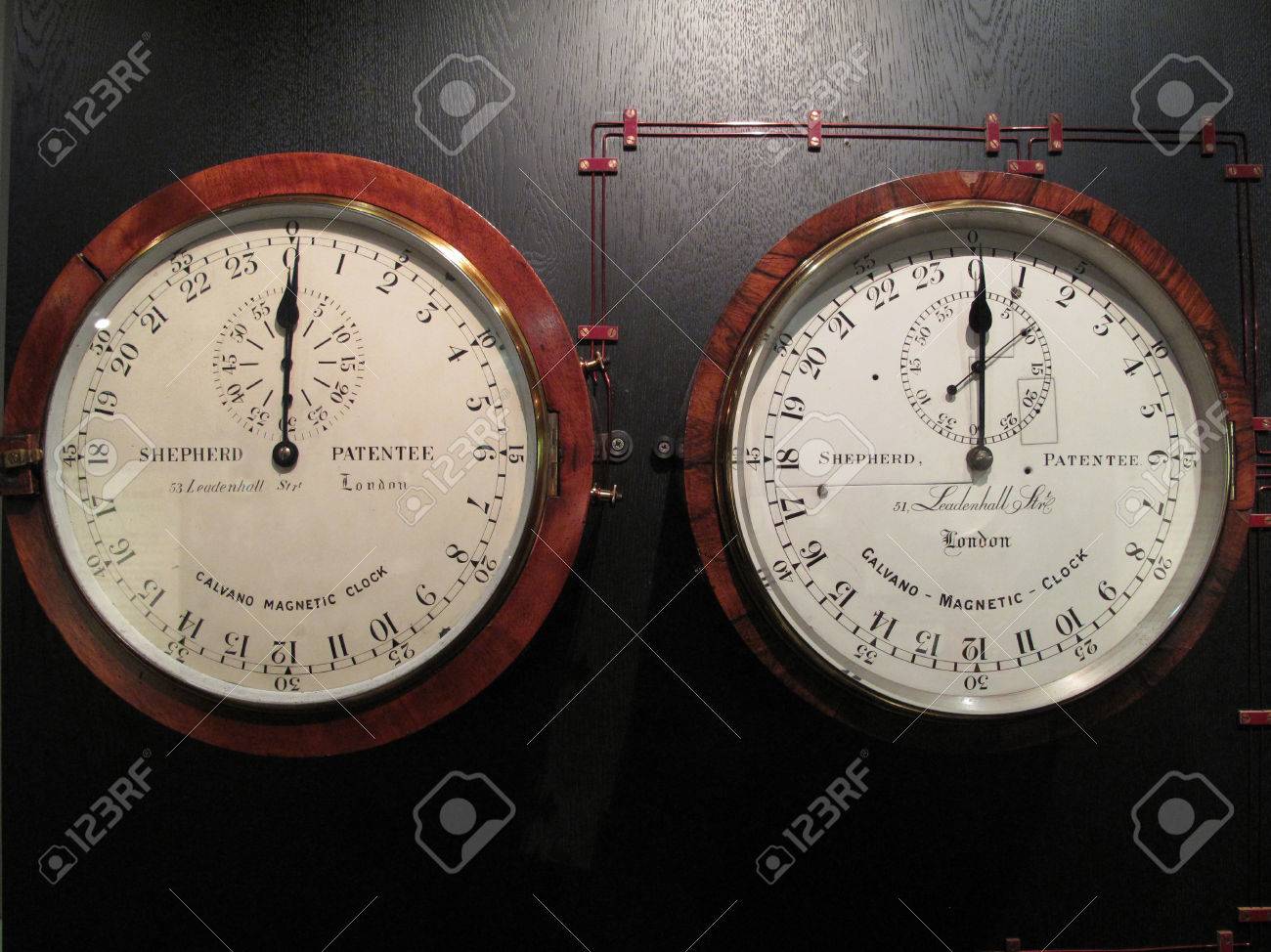 Due vecchi nautiche orologi da parete meccanica foto royalty free ...