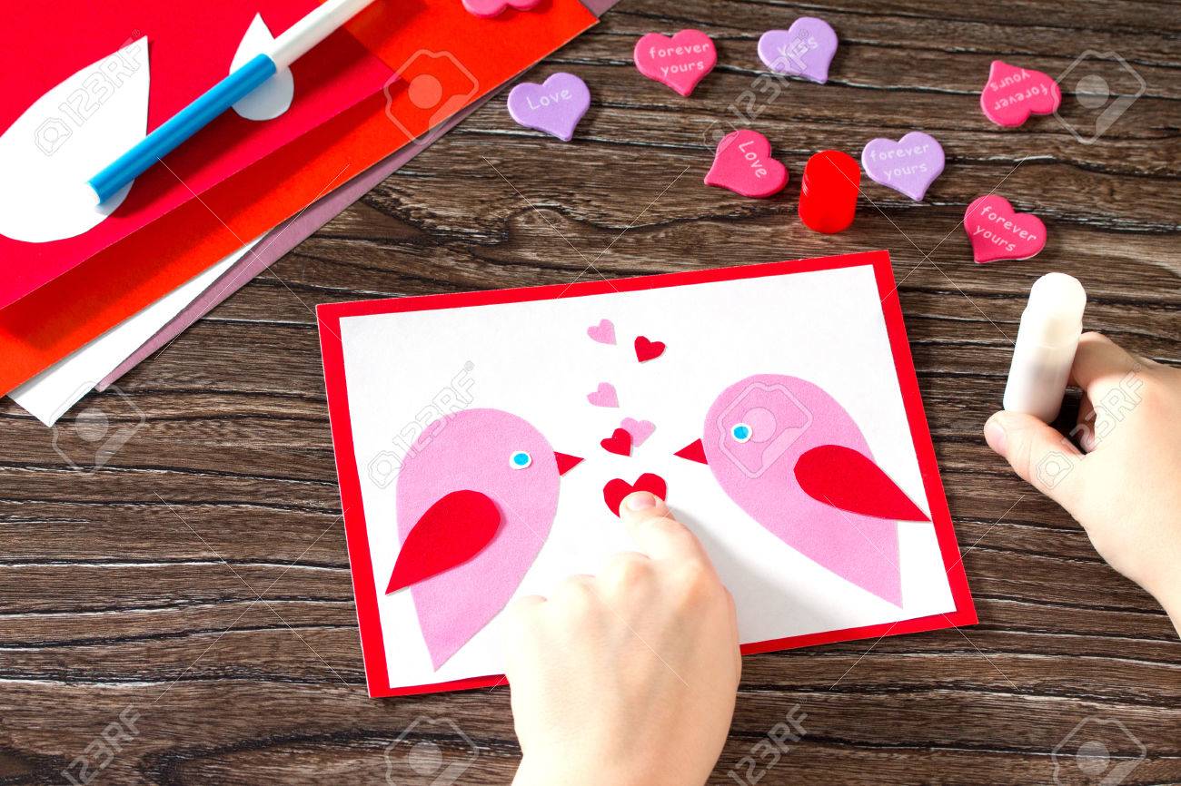 Il bambino incolla i dettagli applique. bambino biglietto di ... Applique bambini