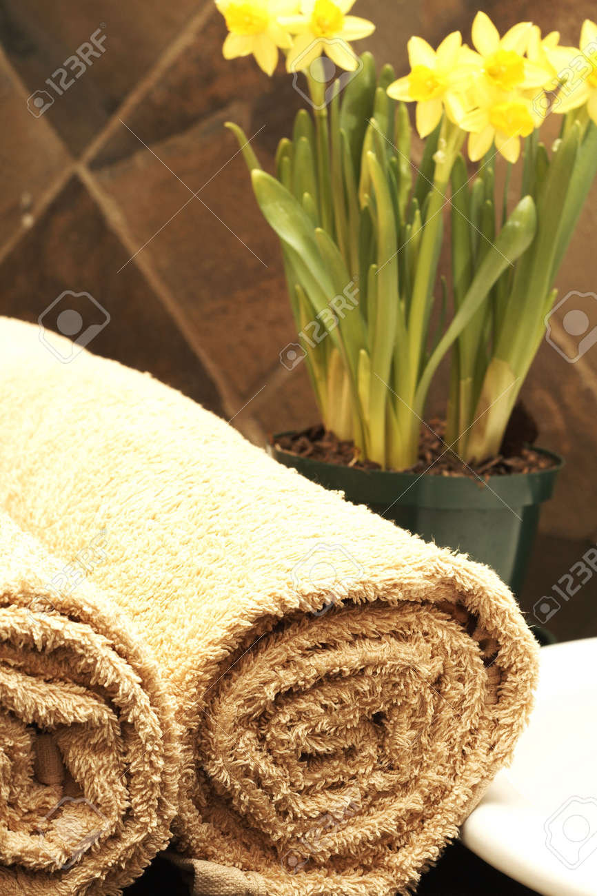 Belle salle de bains moderne avec roulé beige serviettes et ...
