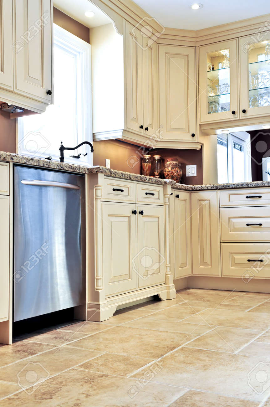 Moderne luxe keuken met keramische tegels vloer royalty vrije foto ...