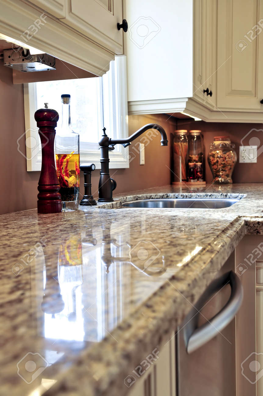 Cuisine moderne de luxe intérieur avec comptoir en granit banque d ...