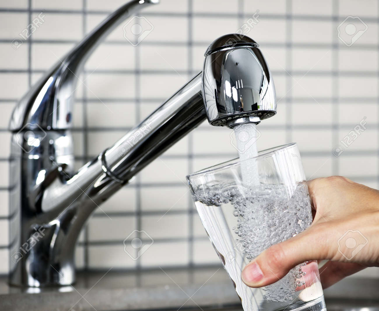 Vullen glas water uit roestvrij staal keuken kraan royalty vrije ...