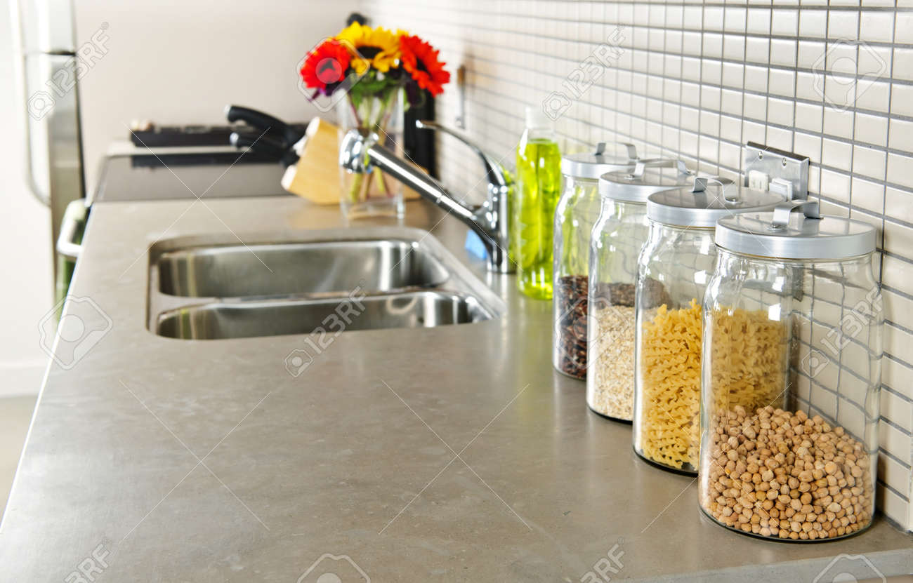 Interni moderni piccola cucina con vasetti di vetro su ...