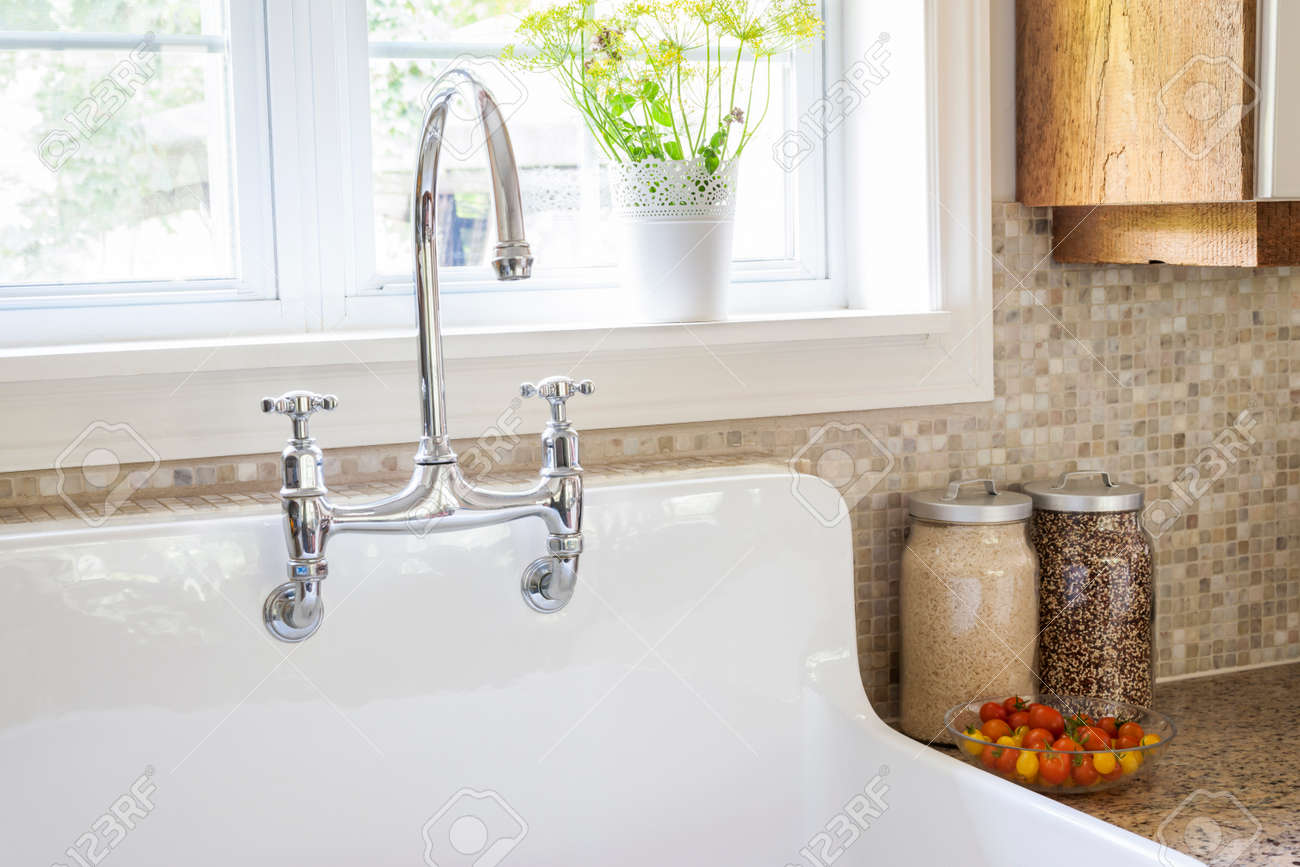 Rustique évier blanc de cuisine en porcelaine avec robinet ...