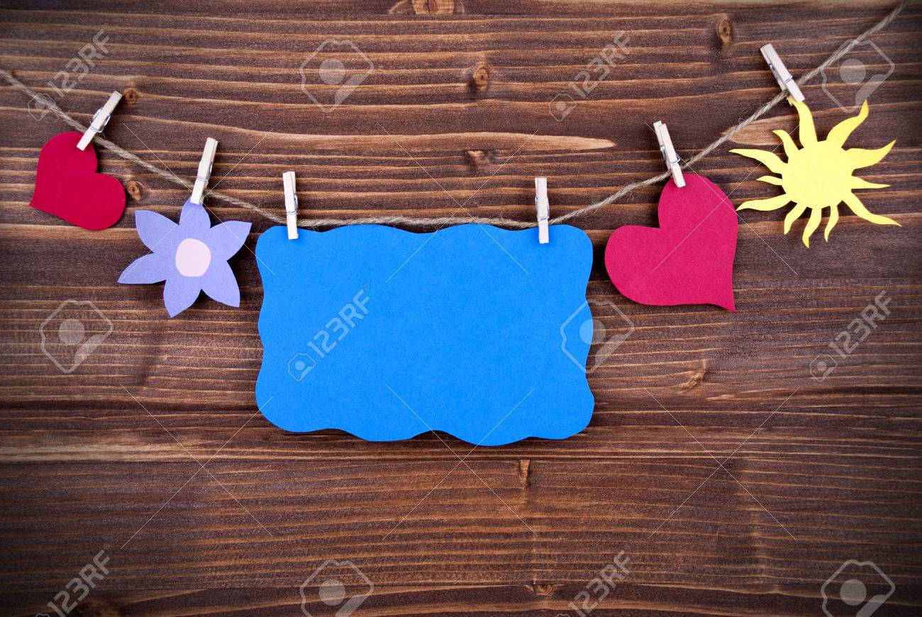 Blu tag o etichette con cuori e fiori e sole su una linea con ...