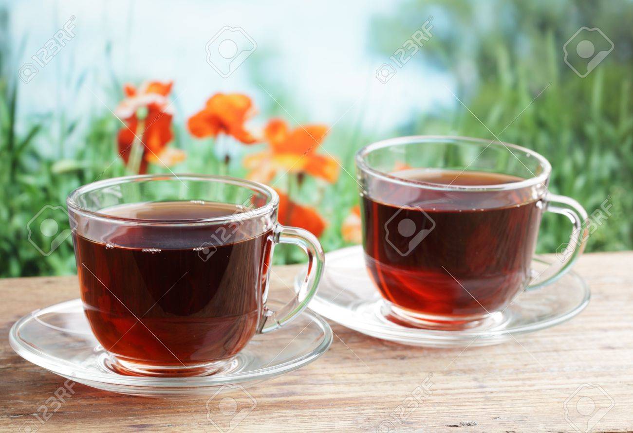 6195583-Zwei-Tassen-Schwarzer-Tee-auf-ei