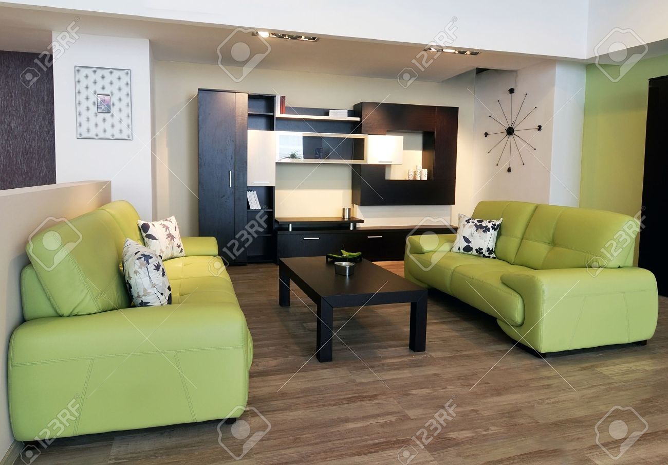 Een beeld van een moderne woonkamer, met bruine tafel en groene ...