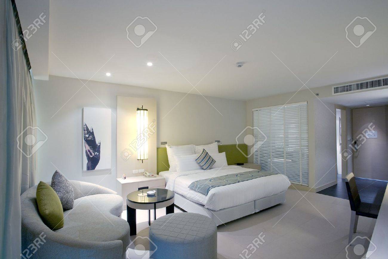 Panoramautsikt över fina elegant modern sovrum bilder på väggen ...