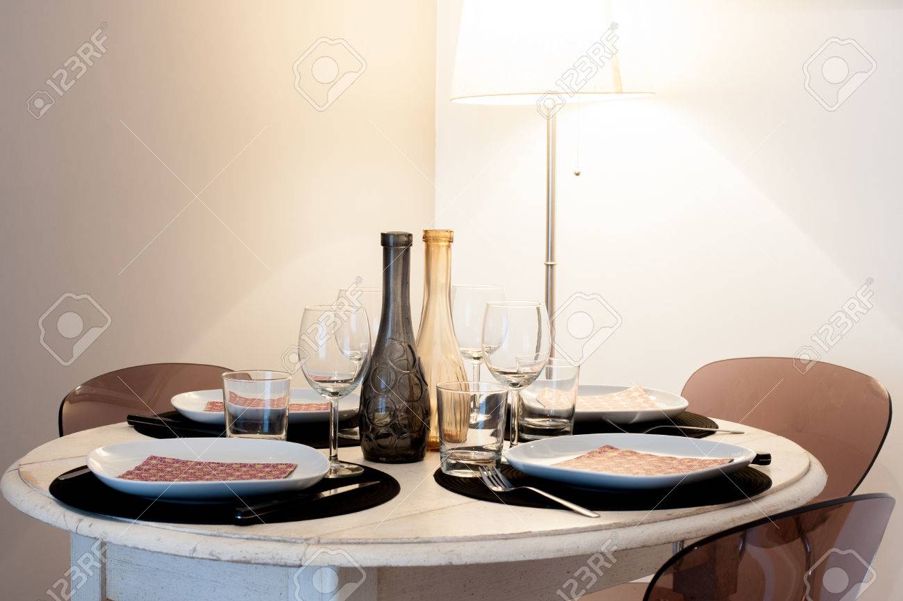 Set tavolo rotondo in stile rustico casa colori marrone chiaro ... Lampade per tavoli rotondi