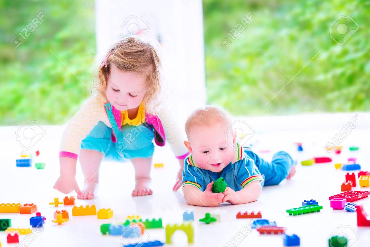 Adorabile ragazza ridere bambino e un bambino piccolo ragazzo ...