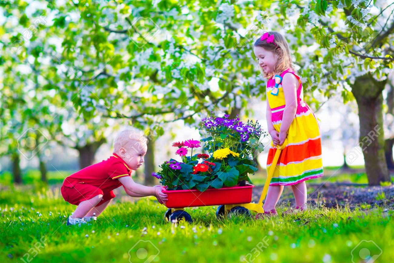 Kinderen tuinieren. kinderen spelen buiten. meisje en baby jongen ... Bed voor twee peuters