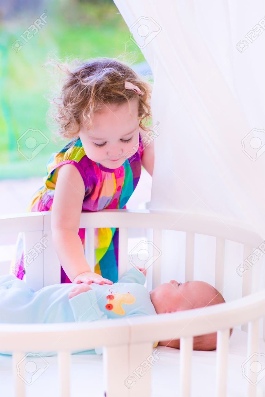 Bambini a letto. due bambini che giocano insieme in una camera da ...