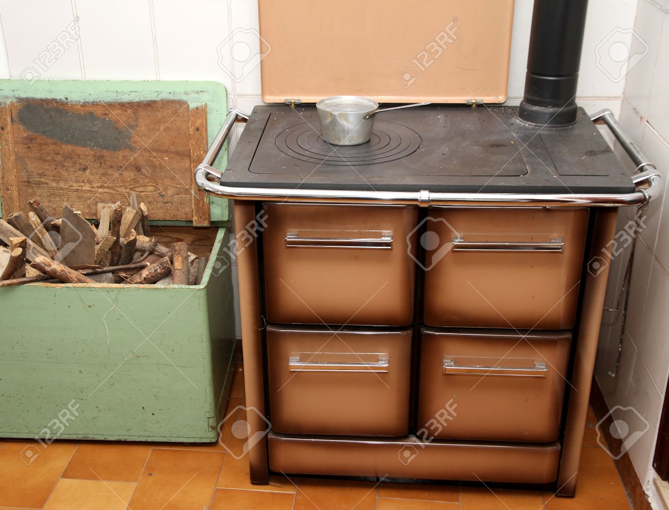 Antique stufa a legna in una cucina di una bella casa di montagna ...