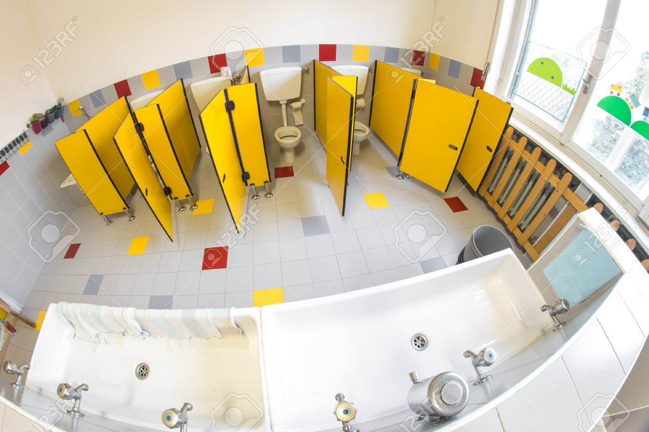 Piccolo bagno di una scuola per i bambini con water e lavandini ...