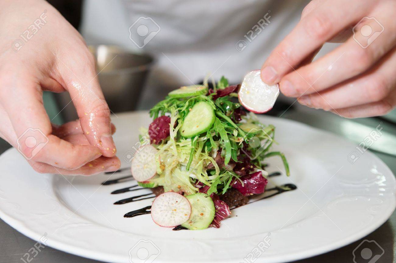 Chef kok is versieren voorgerecht met sla mix royalty vrije foto ...