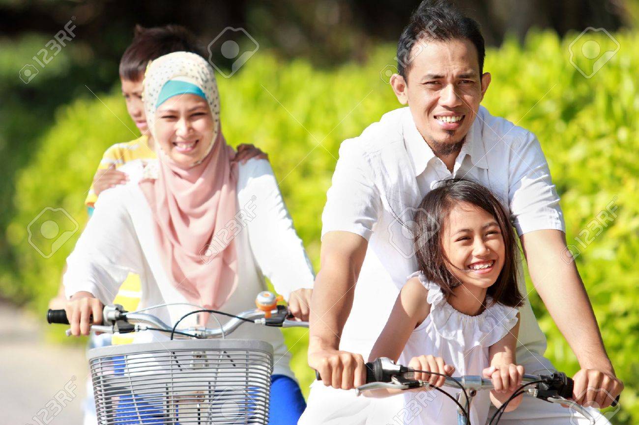 Gelukkig aziatische familie paardrijden fietsen in de prachtige ...