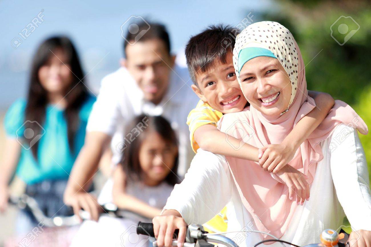 Gelukkig aziatische familie paardrijden fietsen in de prachtige ...