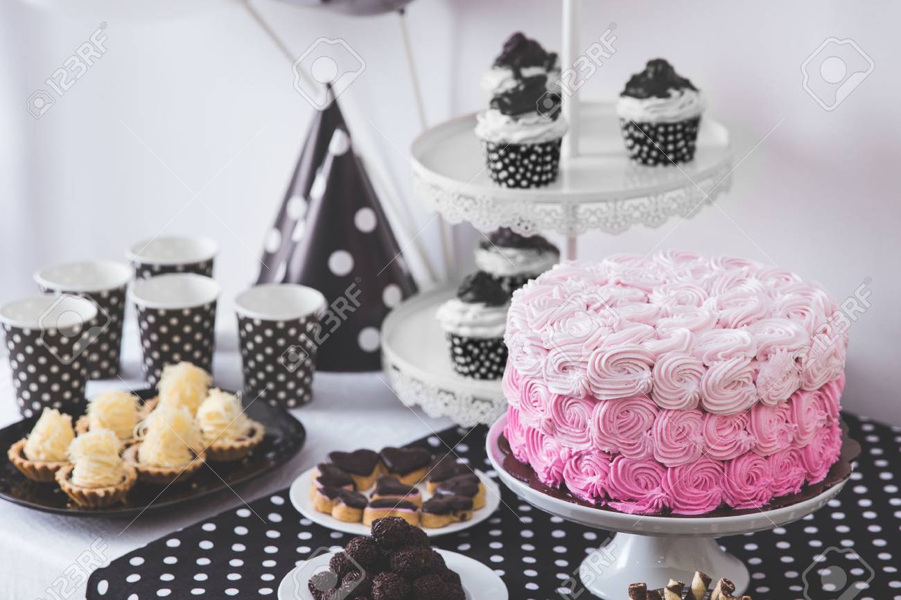 Porträt Schwarzweiß-Geburtstags-Party-Dekoration Mit Voller Kuchen ... Porträt Schwarzweiß-Geburtstags-Party-Dekoration Mit Voller Kuchen ...