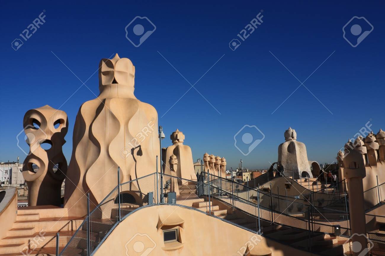 Sulla terrazza della casa milà (detta anche la pedrera) è una ...