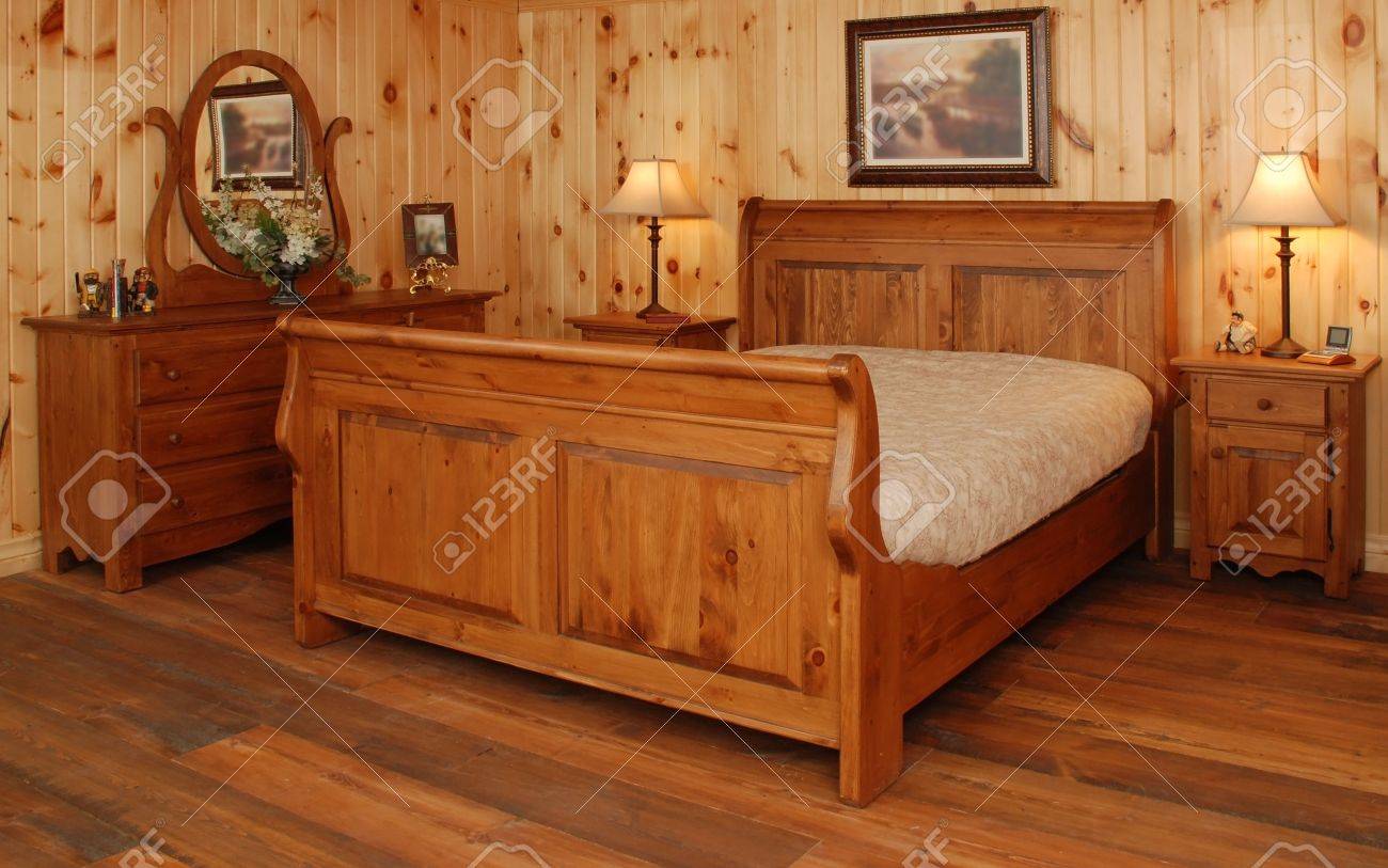 Vintage rustieke slaapkamer in natuurlijke dennenhout royalty ...