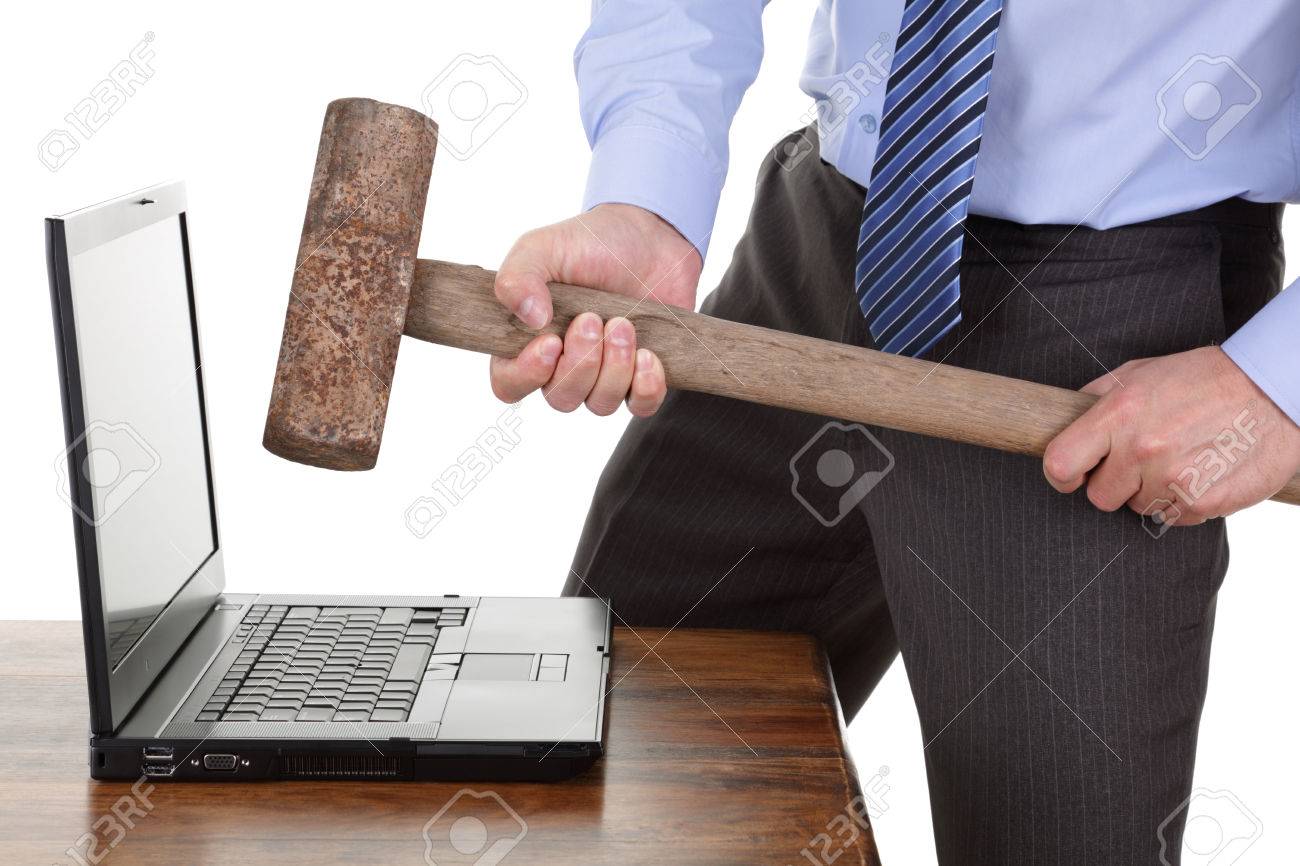 mon hpi apache c1 flux - Page 16 25151773-Homme-d-affaires-avec-un-marteau-pr-t-casser-son-concept-d-ordinateur-portable-la-frustration-l-chec-Banque-d'images