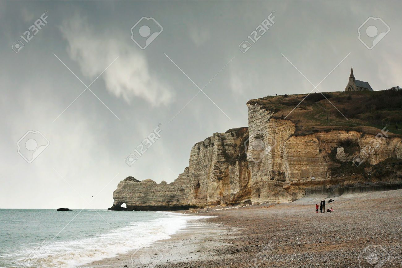 Foto de archivo , Famosos acantilados de Etretat que impresionistas pintados, incluidos los de Monet. Pequeña ciudad turística en Normandía, Francia